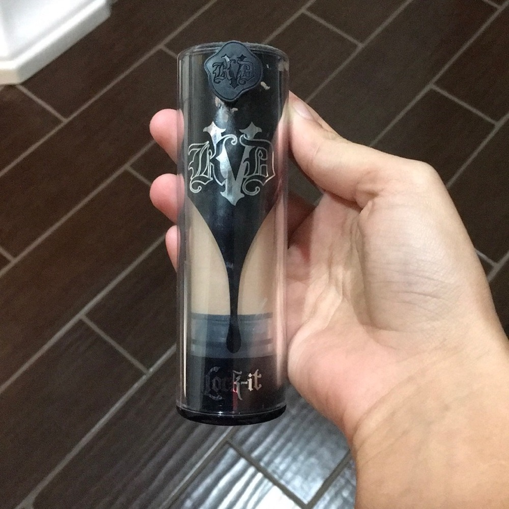 Kat Von D Medium 52 Neutral foundation 🙌🏽